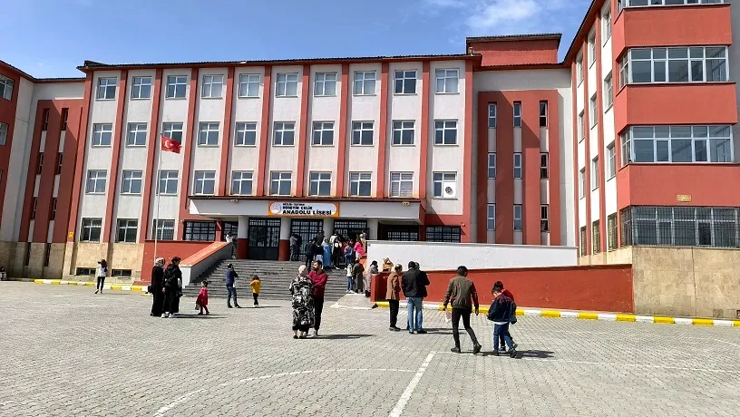 Bitlis’te Bursluluk Sınavı Yapıldı