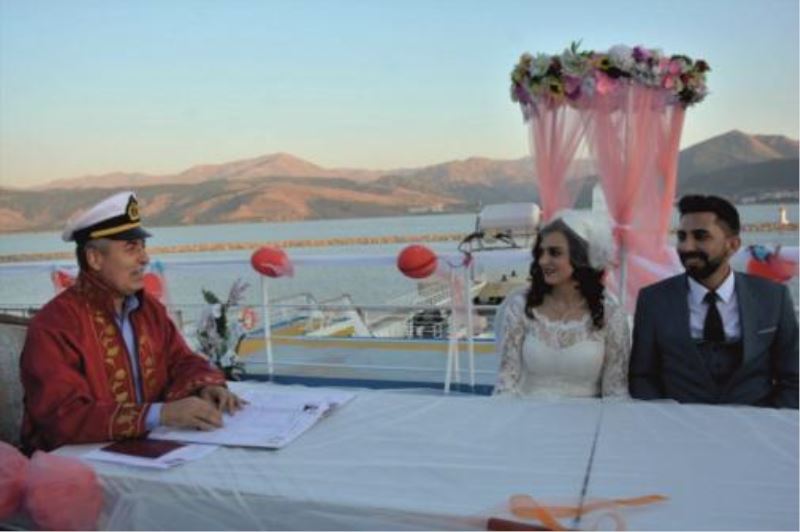Türkiye’nin En Büyük Gölü ve  Feribotunda Nikah Töreni Yapıldı