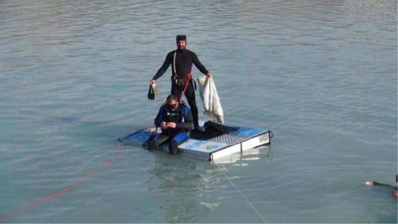 Tatvan Belediyesi, gönüllü dalgıçlarla Van Gölü’nü temizliyor