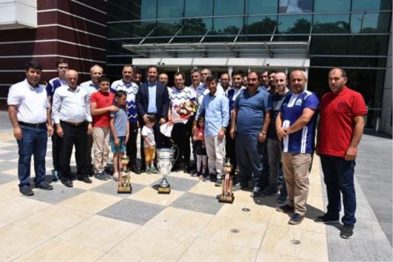 Başkan Geylani, Süper Lig Şampiyonu Tatvan Satranç Kulübü’nü Karşıladı