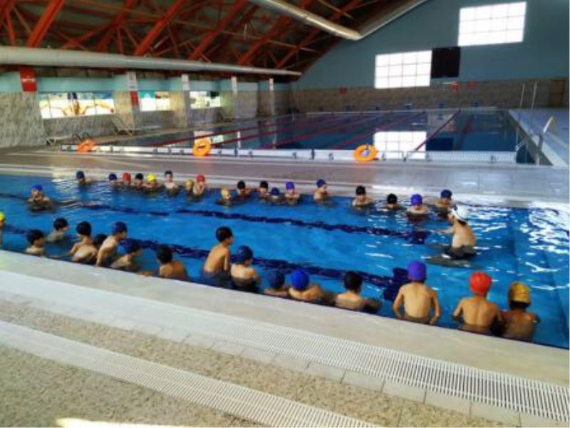 Bitlis’te Kapalı Yarı Olimpik Yüzme Havuzu Açıldı