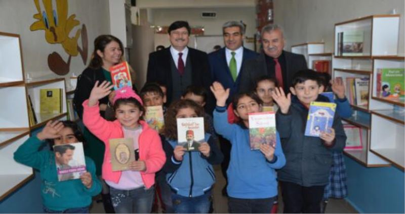 ” Rektör Amca” Kampanyasında Toplanan Kitaplar Kıyıdüzü Köyü İlkokulu ‘na Teslim Edildi