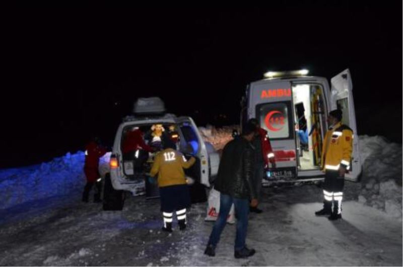 Bitlis’te Kar ve Tipiden Yolu Kapanan Köyde Doğum Sancıları Çeken Hamile Kadın Hastaneye Ulaştırıldı