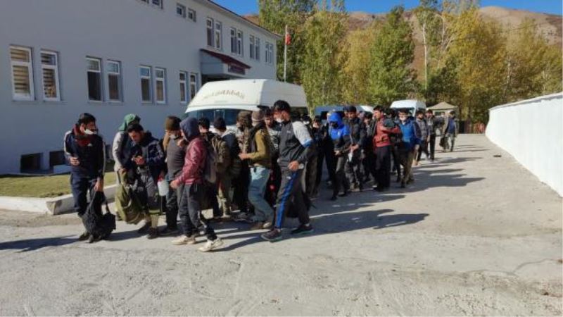 Tatvan’da 48 düzensiz göçmen yakalandı