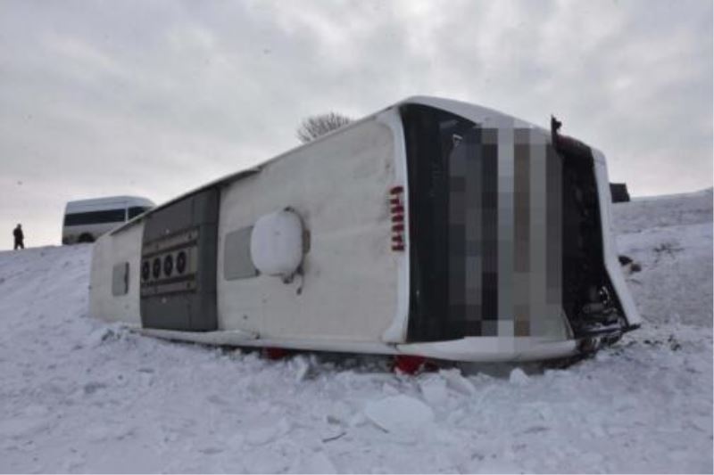 Tatvan’da yolcu otobüsü devrildi: 15 yaralı