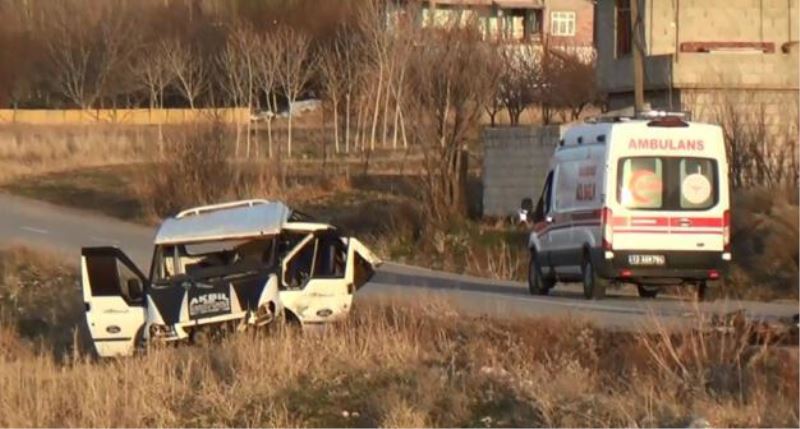 Göçmenleri taşıyan minibüs kaza yaptı : 4 ölü, 25 yaralı