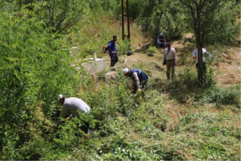 Bitlis’te Bayram öncesi mezarlıklar temizleniyor