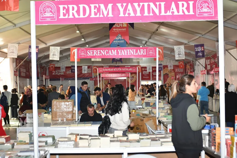 Tatvan Kitap Fuarı Yoğun İlgiyle Devam Ediyor 