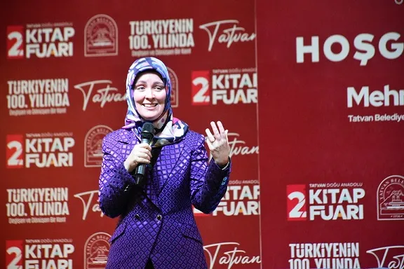 Yazar Hatice Kübra Tongar Kitapseverler İle Buluştu