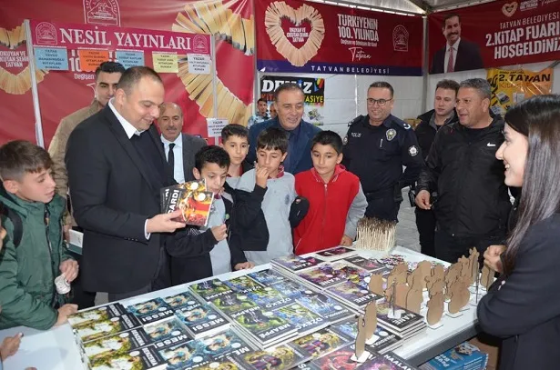 Tatvan Kaymakamı Demir Kitap Fuarını Gezdi