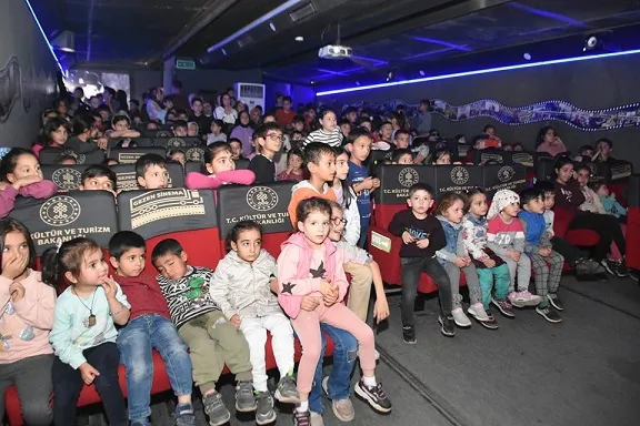 ‘Gezen Sinema Tırı’ Tatvanlı Çocukları Sinema İle Buluşturdu