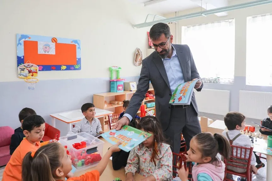 Bitlis Belediye Başkanı Tanğlay,  Çocuklara Boyama Kitabı Dağıttı