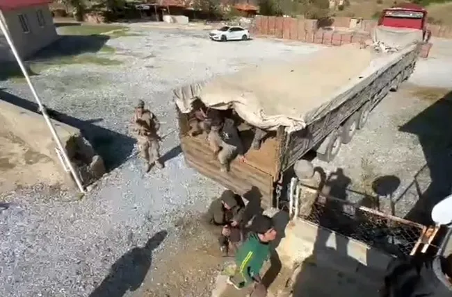 Tır Dorsesi İçerisinde 64  Düzensiz Göçmen Yakaladı