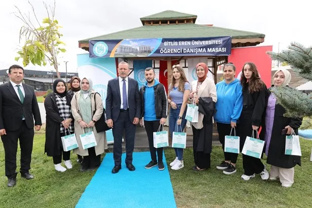 Rektör Elmastaş Yeni Eğitim Döneminin ilk Gününde Öğrencilerle Buluştu