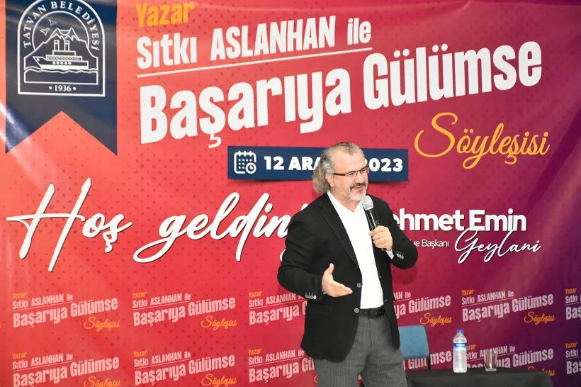 Tatvan’da Eğitimci-Yazar Sıtkı Aslanhan “Başarıya Gülümse” Semineri Düzenledi