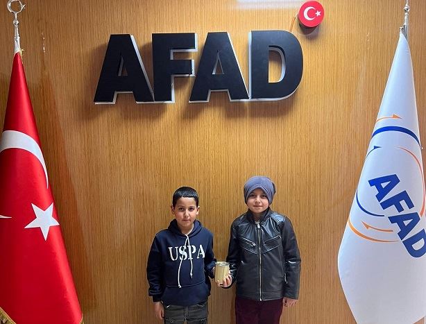 BİTLİSLİ MUSTAFA VE MUSAB KARDEŞLERDEN  DEPREMZEDE ÇOCUKLARA ANLAMLI BAĞIŞ