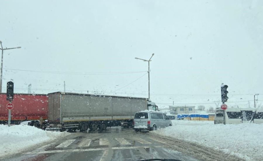 Tatvan’da tır ile minibüs çarpıştı : 3 yaralı