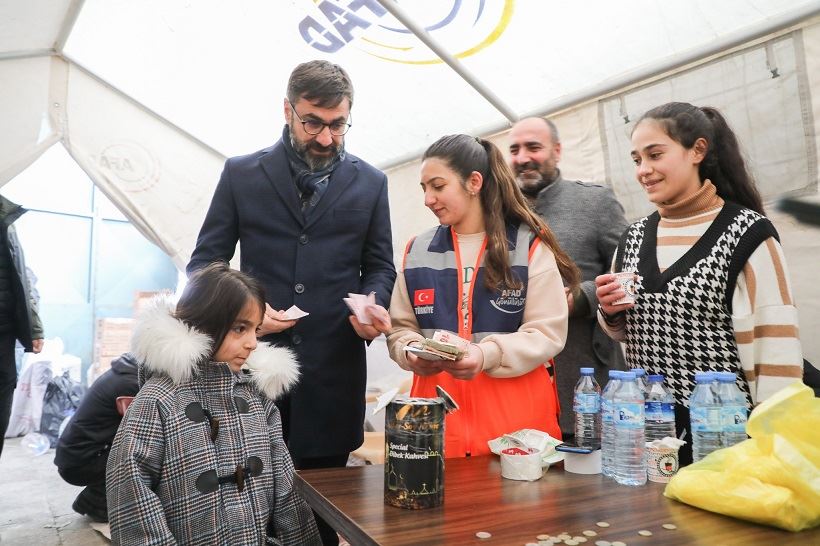 Bitlisli Zeynep Zişan Kumbarasını Depremzedelere Bağışladı