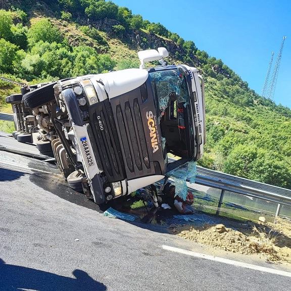 Bitlis’te Kurbanlık Hayvan Taşıyan  Tır Kaza Yaptı : 1 Ölü, 1 Yaralı
