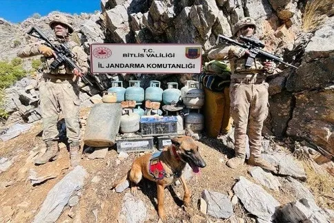 Bitlis’te sığınak içerisinde  çok sayıda malzeme ele geçirildi