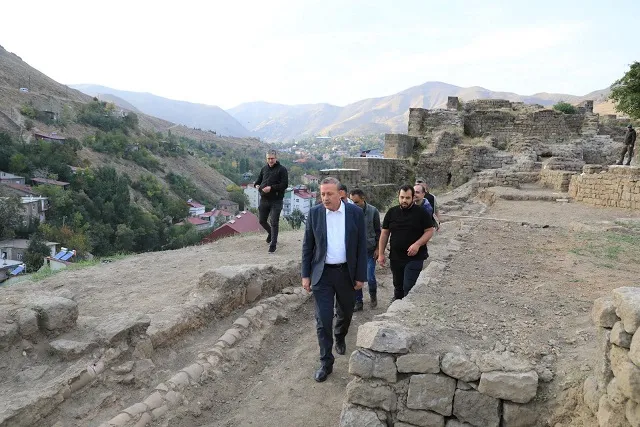 Bitlis Kalesi’ndeki Arkeolojik Kazılar  Devam Ediyor, Osmanlı Dönemine  Ait Yapılar Gün Yüzüne Çıkıyor