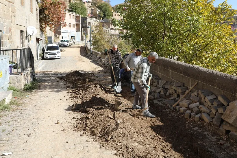 Bitlis’te Doğalgaz Çalışmalarının  Ardından Yollar Onarılıyor