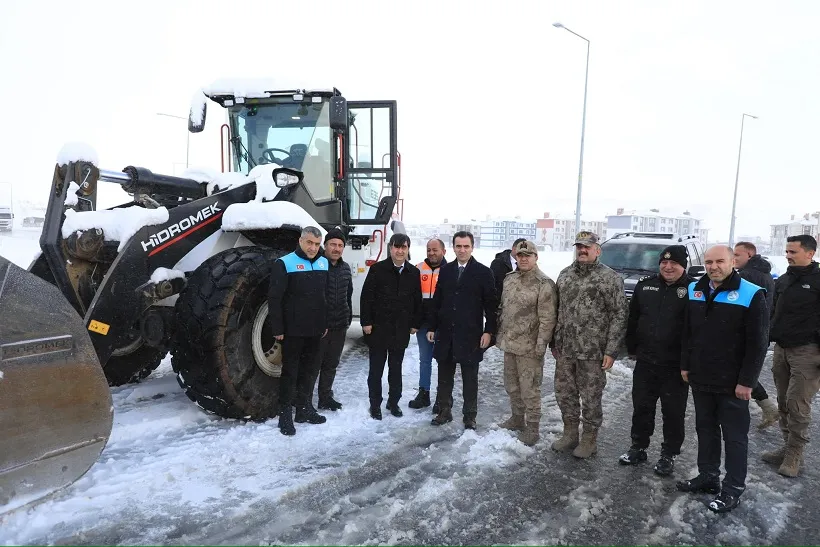 Vali Karakaya, Kar Temizleme  Çalışmalarını Yerinde  İnceledi