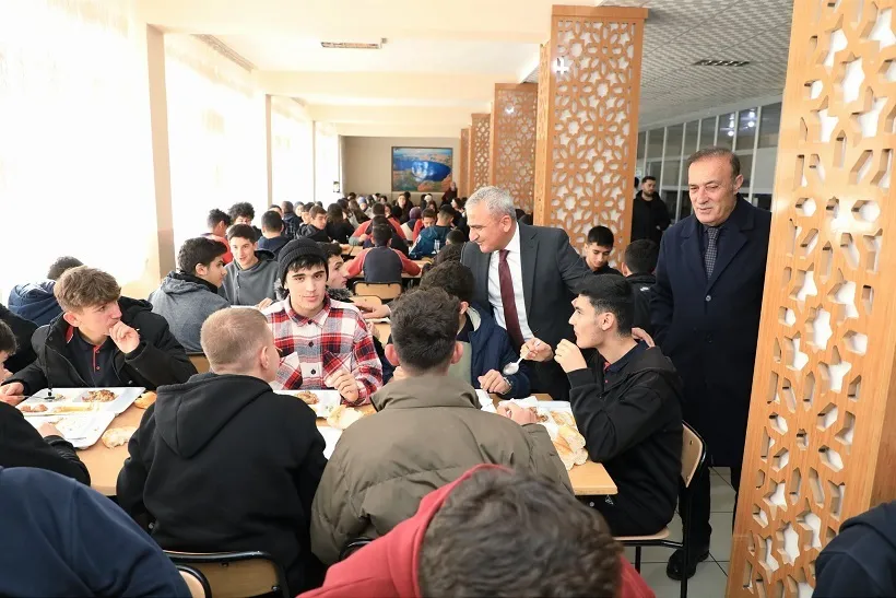 Müdür Gür, Tatvan’da Öğrencilerle Öğle Yemeğinde Bir Araya Geldi