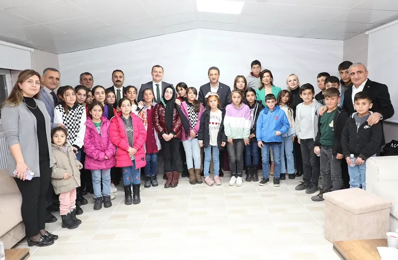 Vali Karaömeroğlu, Mutki’de  Öğrenciler İle Bir Araya Geldi