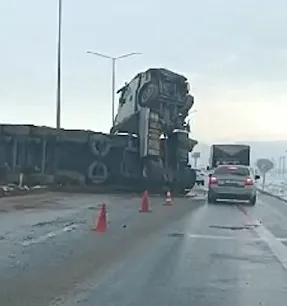 Kayganlaşan Yolda Meyve  Yüklü Tır Devrildi: 1 Yaralı