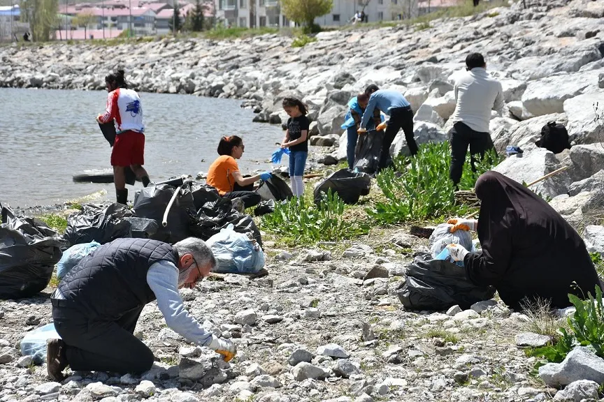 Tatvan Sahilinde  Çevre Temizliği Yapıldı