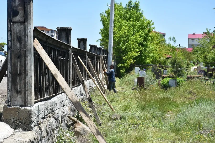 Tatvan’da mezarlık  duvarları yenileniyor
