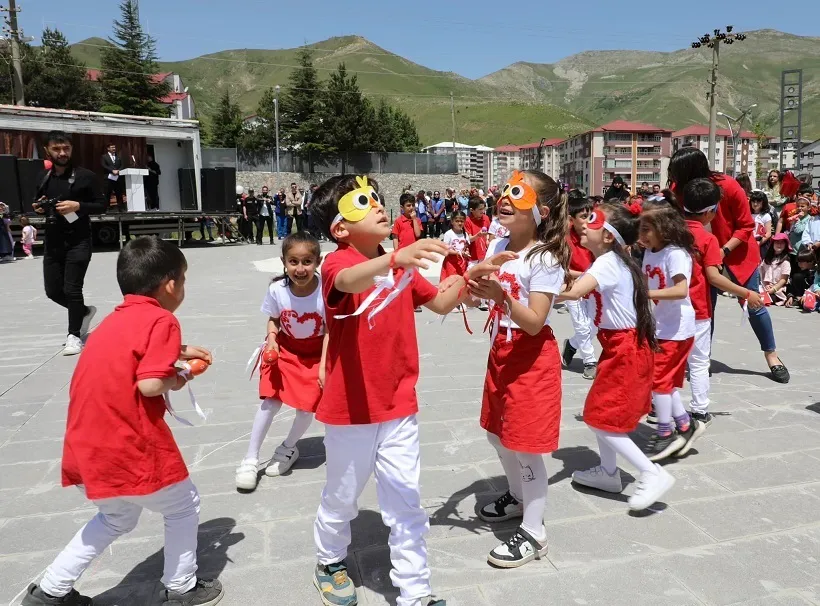 Bitlis’te Geleneksel Çocuk  Oyunları Şenliği Düzenlendi