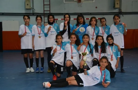 Tuğ Ortaokulu Kız Futbol Takımı  Türkiye Üçüncüsü Oldu