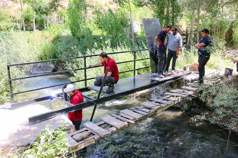 Bitlis’te Tehlike Arz Eden  Tahta Köprü Değiştirildi