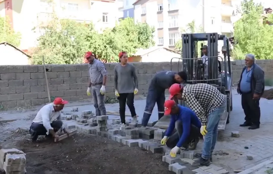 Tatvan’da Bozulan Yol ve Kaldırım Onarım Çalışmaları Devam Ediyor