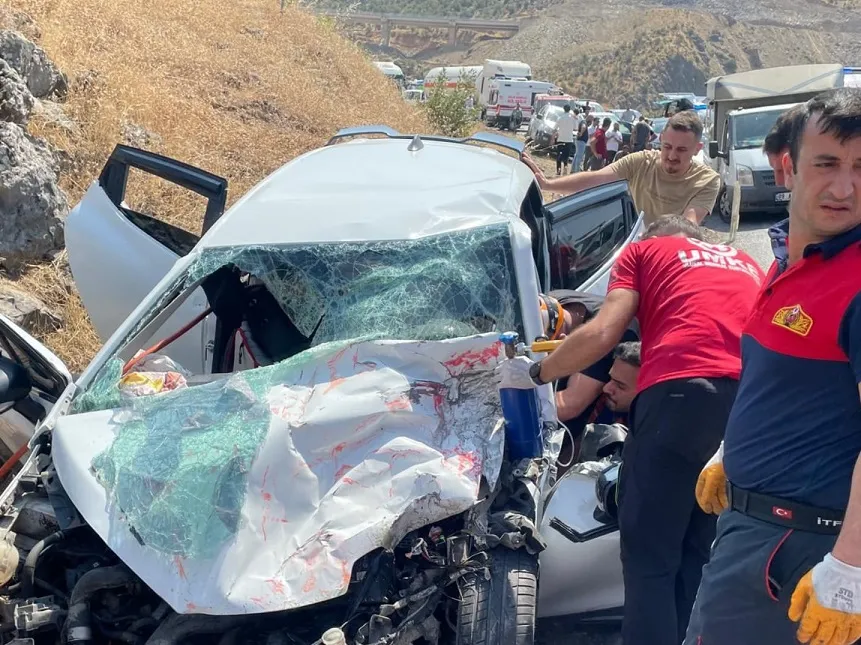 Bitlis’te Otomobil Tıra  arkadan çarptı: 4 yaralı