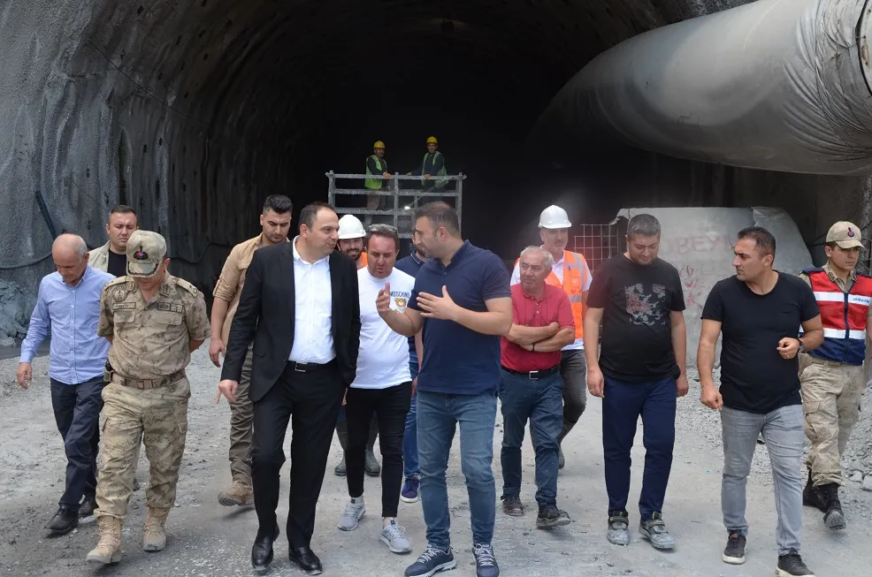 Kaymakam Demir, Tatvan Çevre Yolu  ve Tünel Çalışmalarını İnceledi