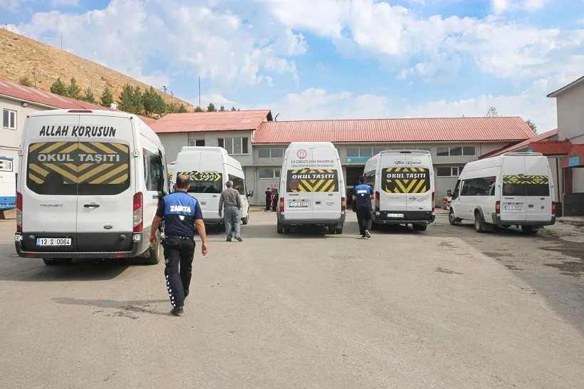 Bitlis Belediyesi Ekiplerinden  Okul Servislerine Denetim