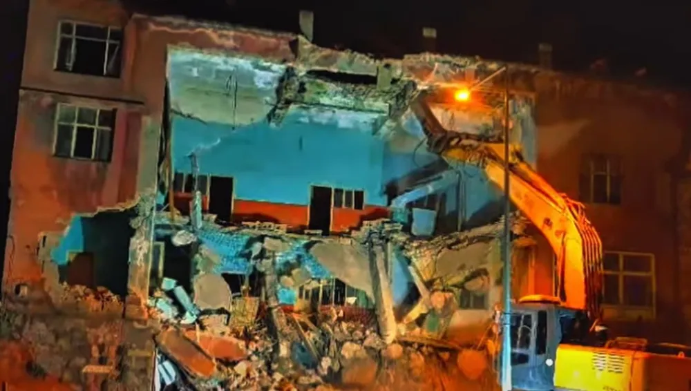 Bitlis’te Tehlike Arz Eden  Metruk Binalar Yıkılıyor