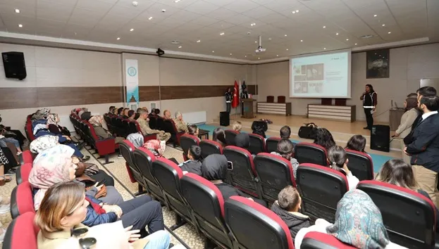Bitlis’te “En İyi Narkotik Polisi: Anne” Semineri Düzenlendi