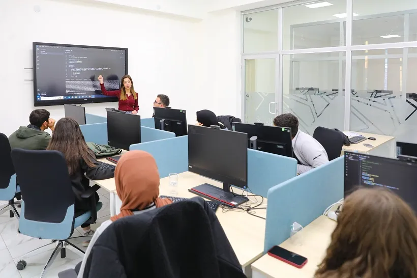 Bitlisli Gençler Geleceğe Hazırlanıyor:  Dijital Becerilerle Donatılıyorlar