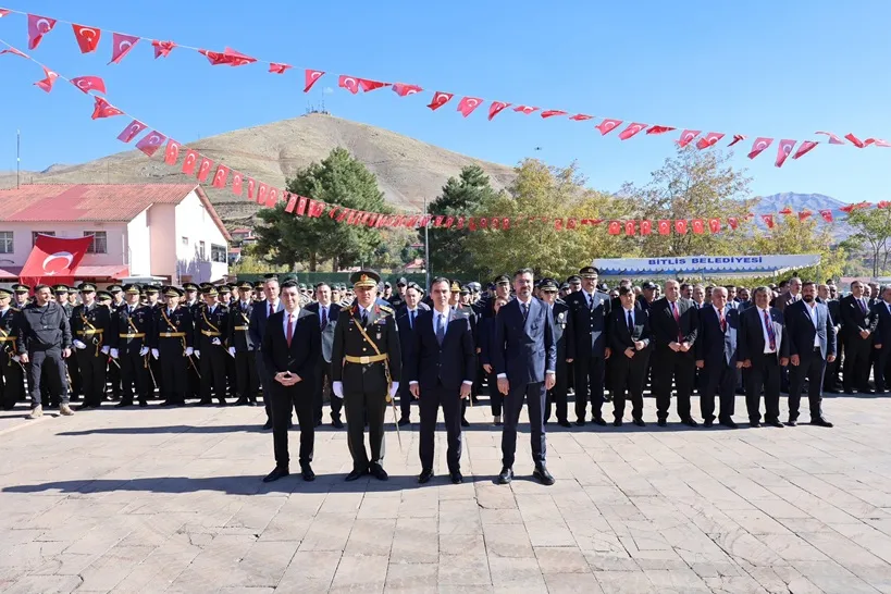 Bitlis’te Cumhuriyet Bayramı  Çelenk Sunma Töreniyle Başladı