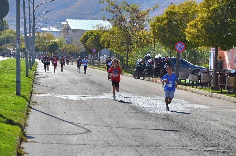 Tatvan’da Genç Sporcular Cumhuriyet İçin Koştu