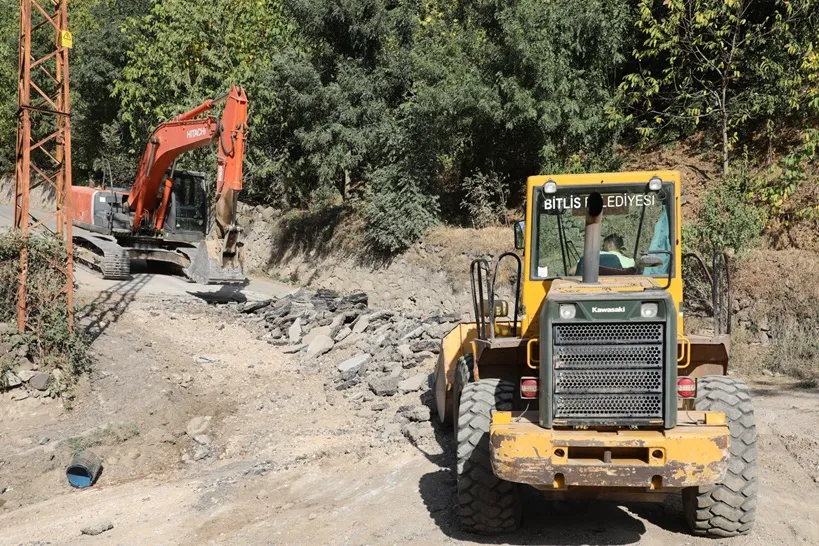 Bitlis’te Yol Yenileme Çalışmaları Devam Ediyor