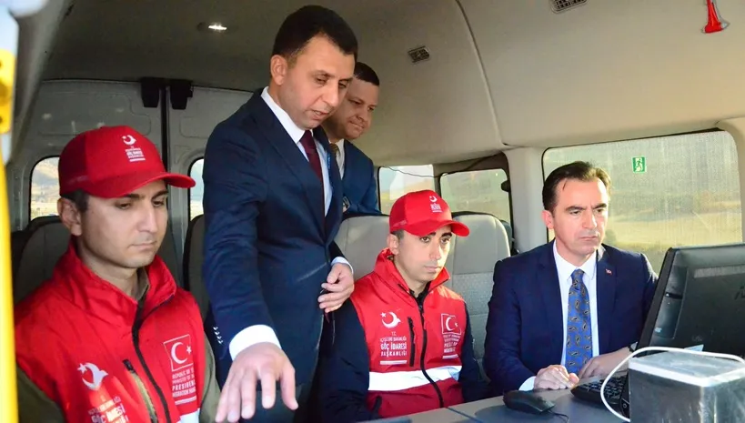 Vali Karakaya, Tatvan’daki  Mobil Göç Noktası Aracını İnceledi