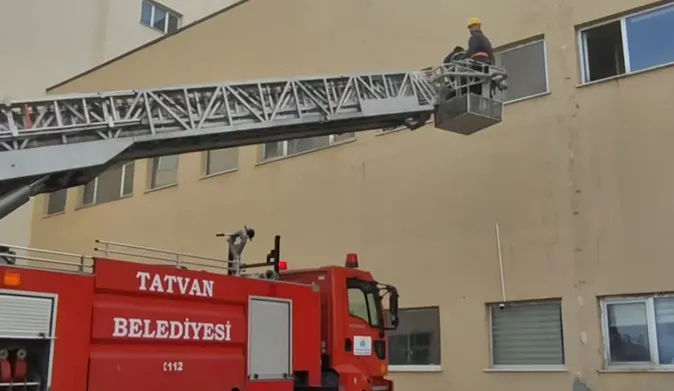 Tatvan Devlet Hastanesi’nde HAP Kapsamında Yangın, Deprem ve Tahliye Tatbikatı Yapıldı