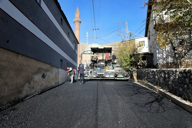 Bitlis’te Asfalt Çalışmaları Sürüyor