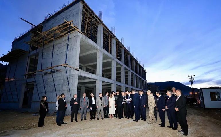 Vali Karakaya Mutki Devlet Hastanesi İnşaatını İnceledi