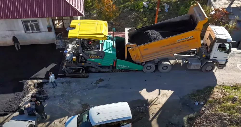 Bitlis Belediyesi 13 Mahallede Sıcak  Asfalt Çalışmalarını Sürdürüyor